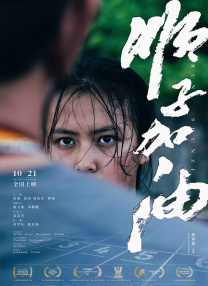 男人扒开美女内裤摸到爽